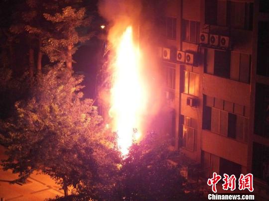 �Ĵ�����һ�͹��賿���¥�Ͼ����ڿ����գ�ͼ��