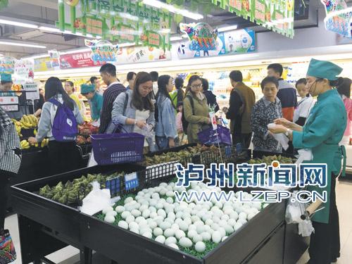 新鲜散装粽子很受欢迎