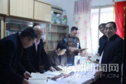 (二)专家们查阅资料剪影:右起杨国钦、缪明、殷朝刚、代应林、张丰贵、魏中友