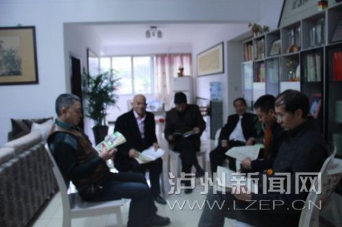 (一)专家们查阅资料剪影:右起缪明、魏中友、杨国钦、代应林、张丰贵、殷朝刚